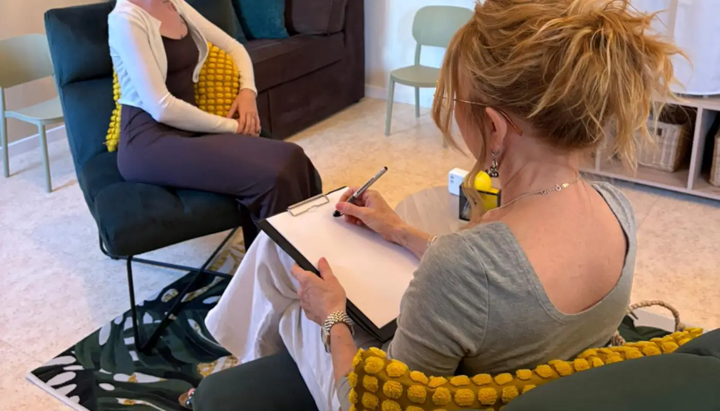 Illustration de Frédérique Gillon en cours de consultation avec une patiente